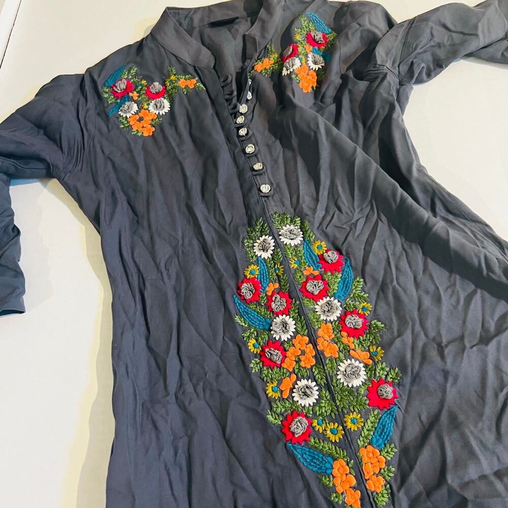 Embroidered Floral Three Quarter Sleeve Side split Top Size M Medium Gray Multi - Picture 3 of 6